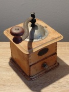 Antyczny młynek do kawy