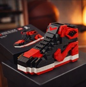 Model kolekcjonerski sneakers – czarno-czerwony styl Jordan 1