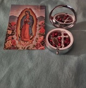 Śliczny Różany Różaniec w pudełeczku z lustereczkiem z Gwadelupe ze świetny