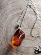 Wisiorek z Naturalnego Bursztynu Bałtyckiego – Stal Szlachetna. 