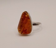 Srebrny pierścionek z bursztynem