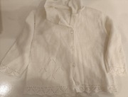 Biały sweterek na guziki dla dziecka 