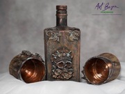 Artystyczna karafka fantasy z czaszką w koronie ręcznie zdobiona