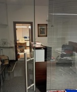 Szklana ściana z drzwiami 