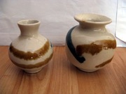 Dwa flakoniki wazoniki kremowe, pasy fajans wys. 6-7 cm