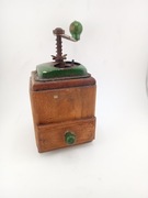 Stary młynek drewniany do renowacji 