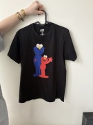 Koszulka KAWS X Uniqlo x Sesame Street BFF Elmo Tee Black, rozmiar S