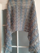 Szal ażurowy robiony na drutach