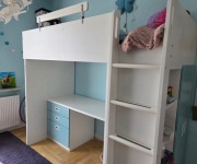 Zestaw: Łóżko na antresoli 90x200 Smastad IKEA biały niebieski z biurkiem