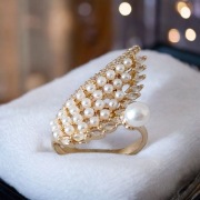 Pierścionek skrzydło z perełkami regulowany 