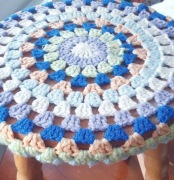 Pokrowiec na taboret ręcznie robiony na szydełku