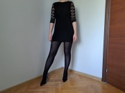 Sukienka z ozdobnymi rękawami