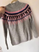 Szary ciepły sweter z golfem, geometryczny retro styl skandynawski