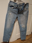Niebieskie jeansowe spodnie