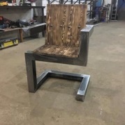 Krzesło Loftowe "Black Series" – Lite Drewno i Stalowa Rama