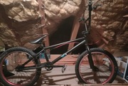 Czarny bmx 2022
