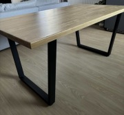 Dębowy stół w stylu loftowym