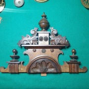 Stara=zdrowa duża korona do skrzyni zegara wiszącego