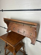 Drewniany wieszak ścienny z półką