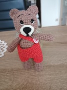 Miś szydełkowy amigurumi w czerwonych spodenkach