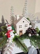 Stroik zimowy z domkiem led, Biały Stroik świąteczny ze świecznikiem