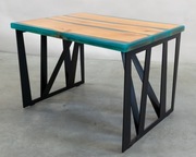 Stolik ze stali i żywicy epoksydowej