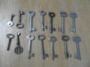 Stare zabytkowe klucze do drzwi