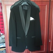 Smoking czarny ślubny ze spodniami, pasem i muchą, marka Pawis