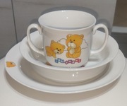 Kubek i talerzyki z misiami dla dziecka.