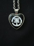 Naszyjnik, wisiorek serce z logo grupy Tokio Hotel czarny 