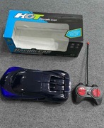 Samochód jest zdalnie sterowany i ma wymiary 24 cm na 10 cm