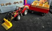 Siku Massey Ferguson 4270 z przyczepą i skrzyniami 1:32