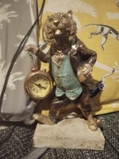 Figurka z bajki z zegarem 