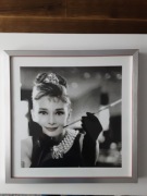 Obraz audrey hupburn w srebrnej ramie 43 x 43 cm