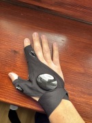 Rękawiczka z Latarką LED – Gadżet dla Mechanika, Wędkarza (NOWA)