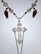 Naszyjnik z krzyżem i trumienkami alternatywny gotycki 