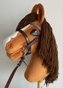 NOWY Hobby Horse A4 z ogłowiem i wodzami rudy