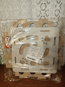 Zabawka dla kota beżowa z czerwonymi piłkami 