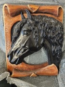 Rzeźba konia, drewniana ręcznie robiona, relief