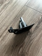 Uchwyt do pompki spryskiwaczy Volvo S60 III, V60 II, XC60 II, Lewy 33384931