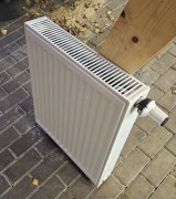 Grzejnik Purmo 50 cm z głowicą termostatyczną – stan bardzo dobry