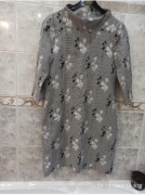 Modna sukienka Pretty Girl w kratkę z kwiatowym wzorem