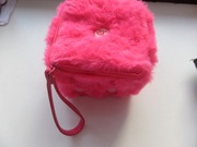 Kosmetyczka Benefit jak kostka do gry