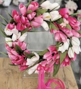 Wianek z tulipanów na drzwi 45-47cm średnica