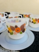 Schott Jena | szkło mleczne| filizanki z podstawkami i talerzyki