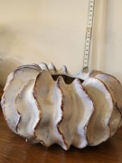 Ceramiczny wazon z falbanką, stan bardzo dobry