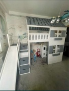 Łóżeczko domek piętrowe drewniane z antresolą i zjeżdżalnią transport