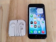 iPhone SE 2020 - 64 GB - czarny - bateria 100% + słuchawki