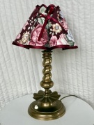 Antyczna mosiężna lampa stołowa z spiralnym detalem i kwiatowym abażurem