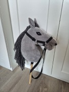 Hobby Horse Koń na kiju marki Skippi ręcznie szyty A3 szary
